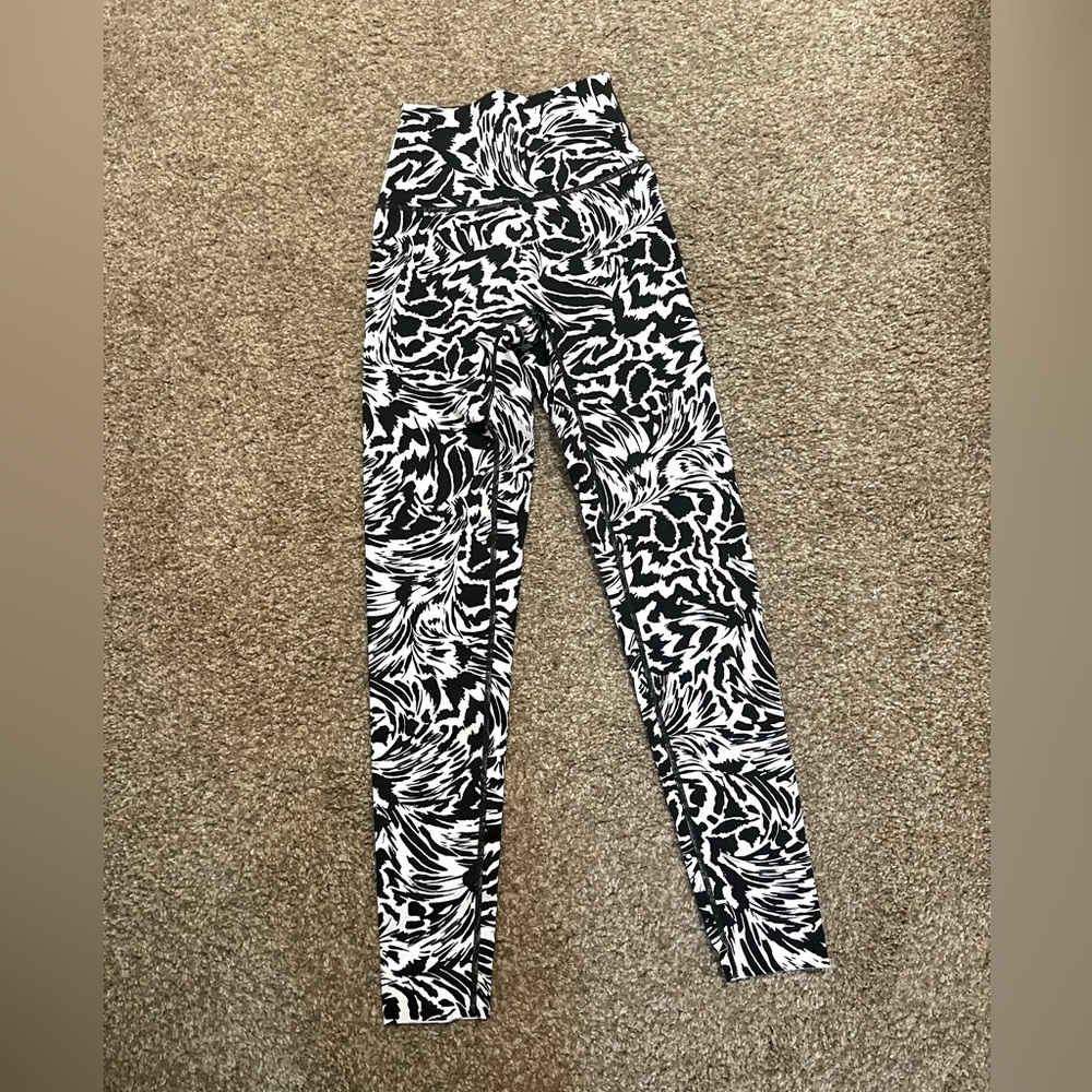 Black and White Aerie/Offline leggings Sz Xs